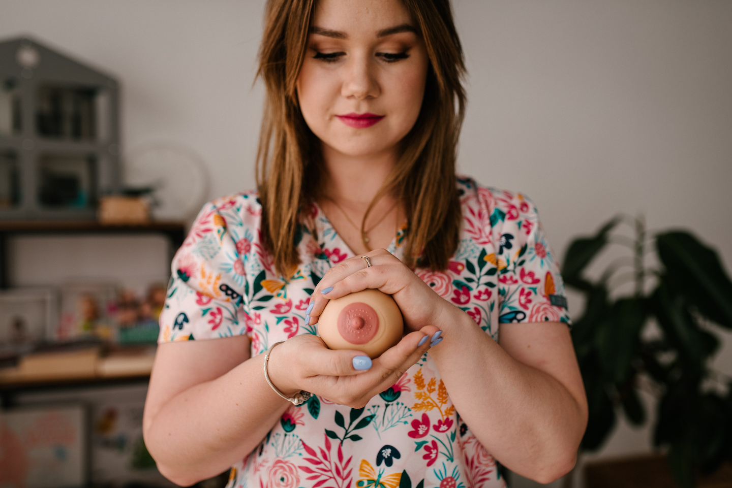 Położna demonstrująca model piersi