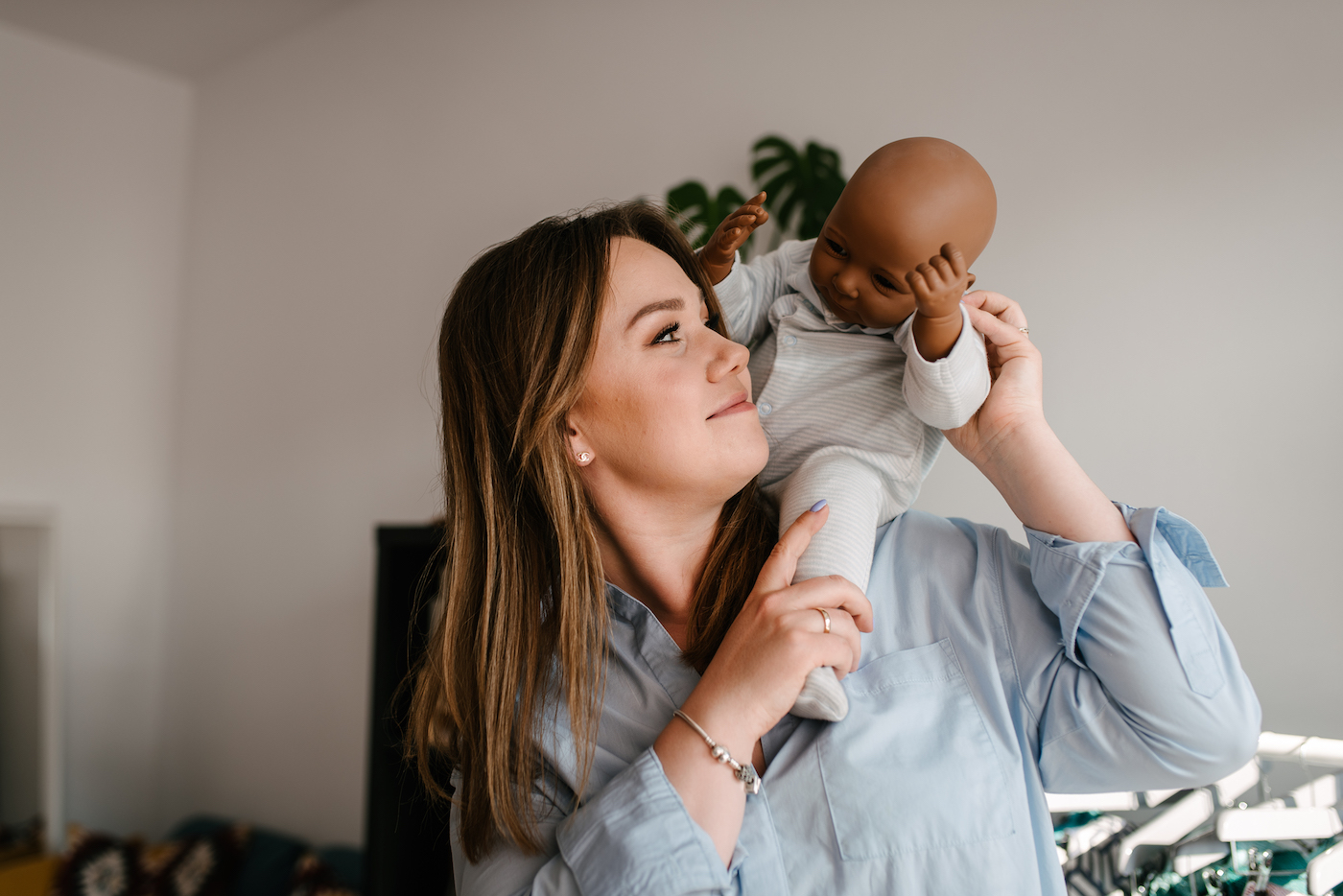 Położna z manekinem niemowlęcym