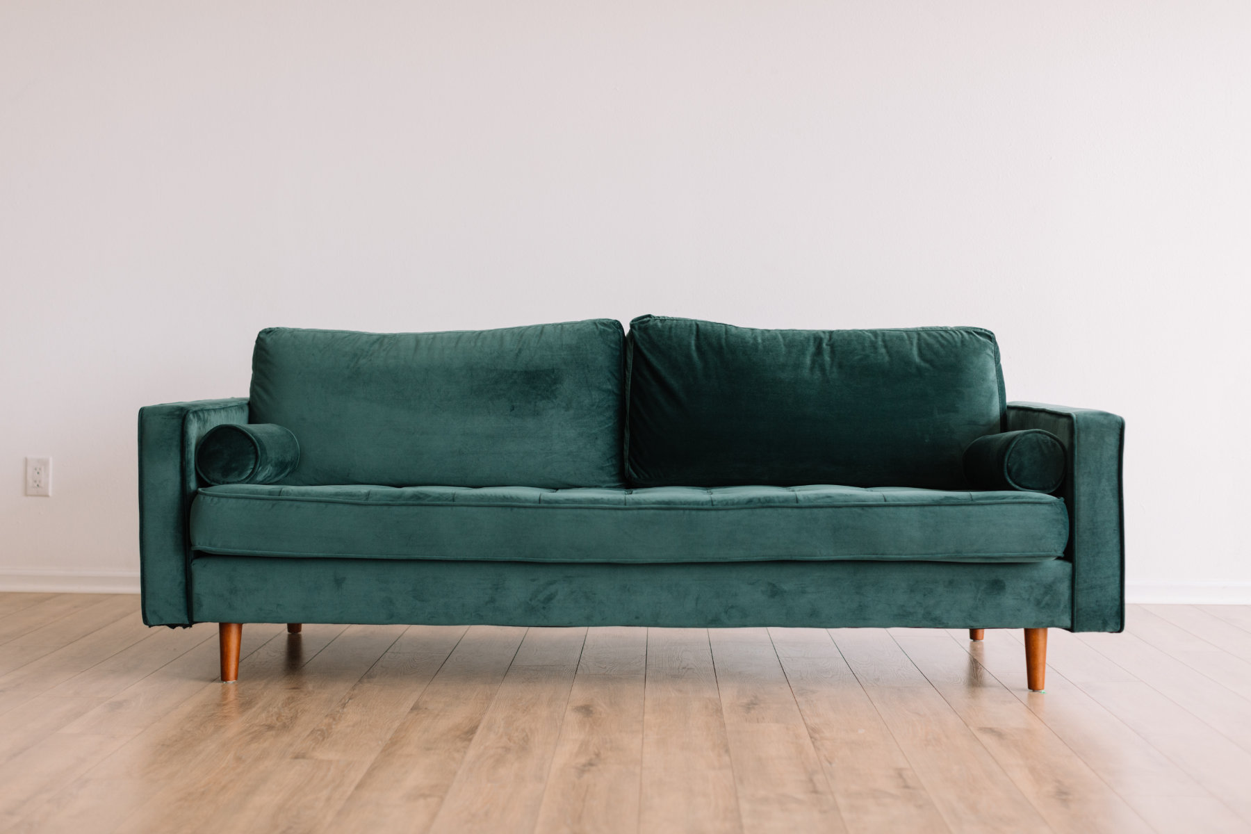 Zielona sofa welurowa
