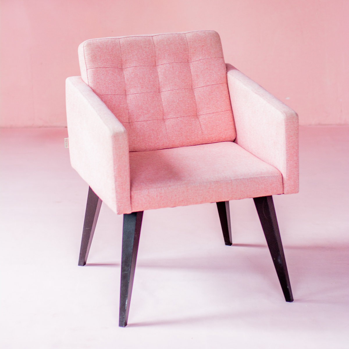 Różowy fotel tapicerowany