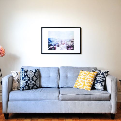Szara sofa welurowa