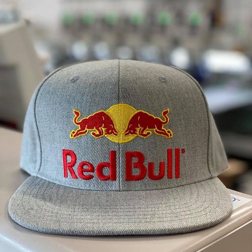 Czapka z haftem RedBull